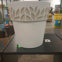 Load image into Gallery viewer, Deroma 7.5 in. D Resin Leaf Planter White - Kenner Habitat for Humanity ReStore
